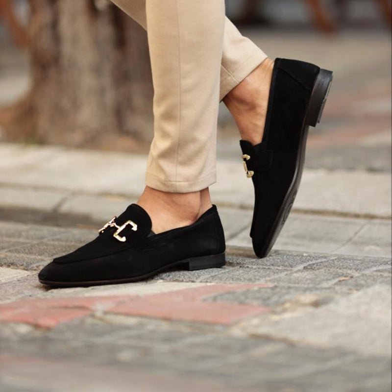 Mocasines de hombre, vista lateral. Calzado cómodo y elegante con hebilla, perfecto para estilo casual y vestir diario.