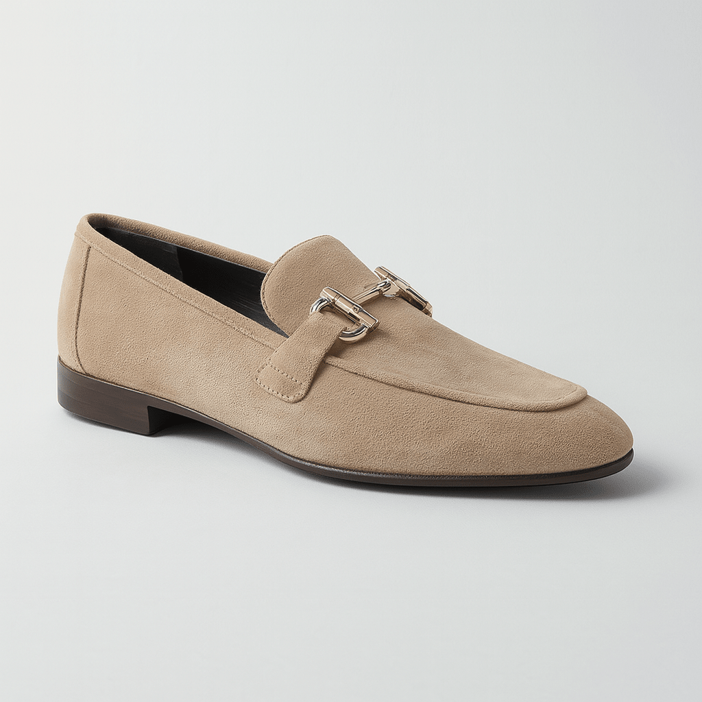 Mocasines beige para hombre, diseño elegante con hebilla. Calzado cómodo, ideal para vestir o estilo casual.