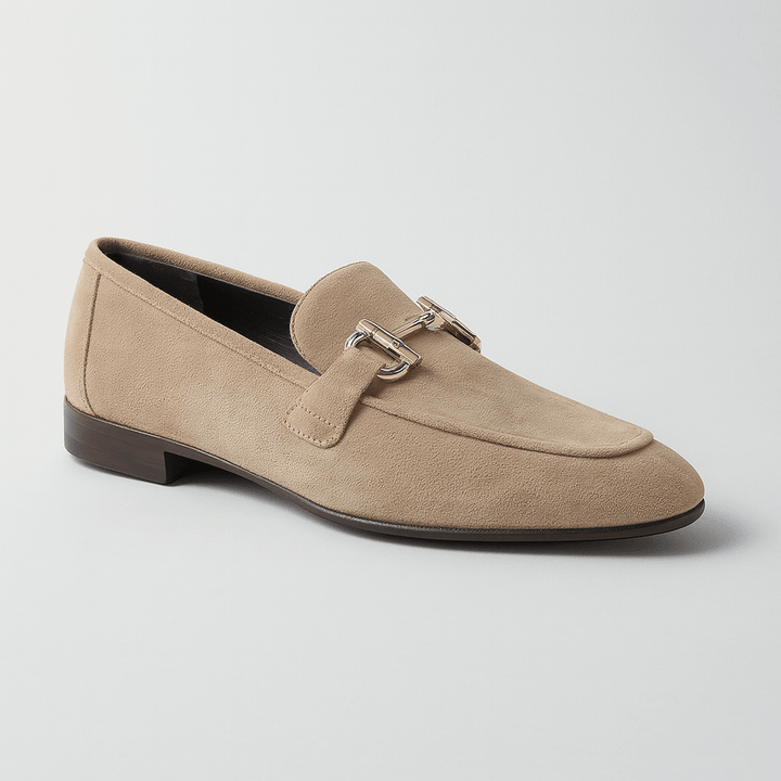 Mocasines beige para hombre, diseño elegante con hebilla. Calzado cómodo, ideal para vestir o estilo casual.