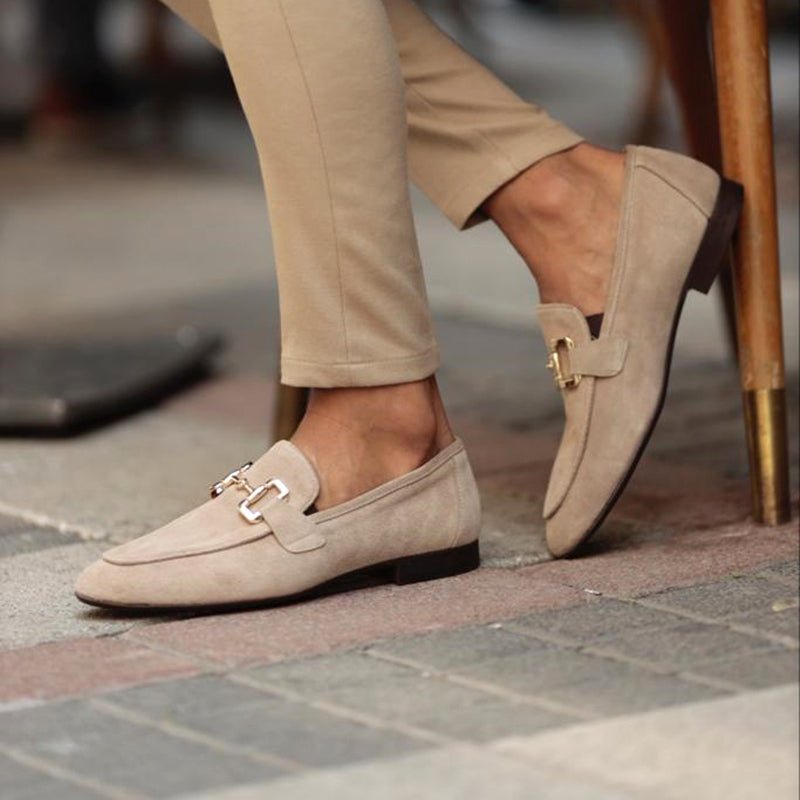 Mocasines cómodos de hombre con hebilla metálica. Calzado elegante ideal para estilo diario y ocasiones de vestir.