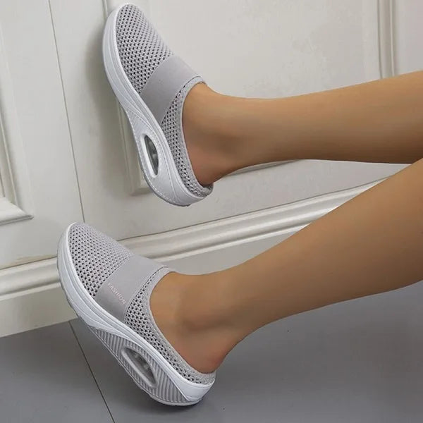 Plantilla ortopédica de zapatillas de mujer, diseñada para confort superior y soporte durante la caminata.