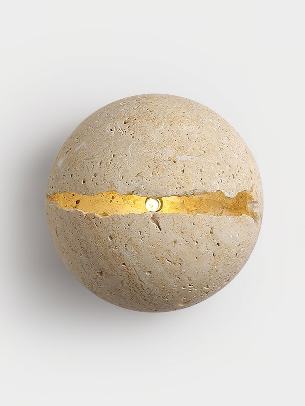 Aplique de pared travertino beige con luz difusa, ideal para iluminación ambiental interior.