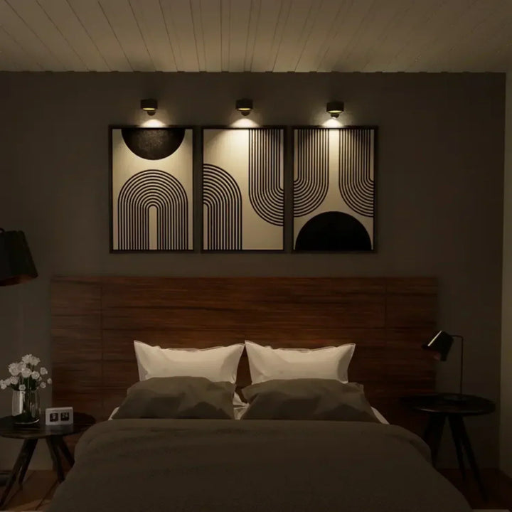 Lámpara LED inalámbrica para decoración de hogar, spotlight regulable con rotación 360° en pared.