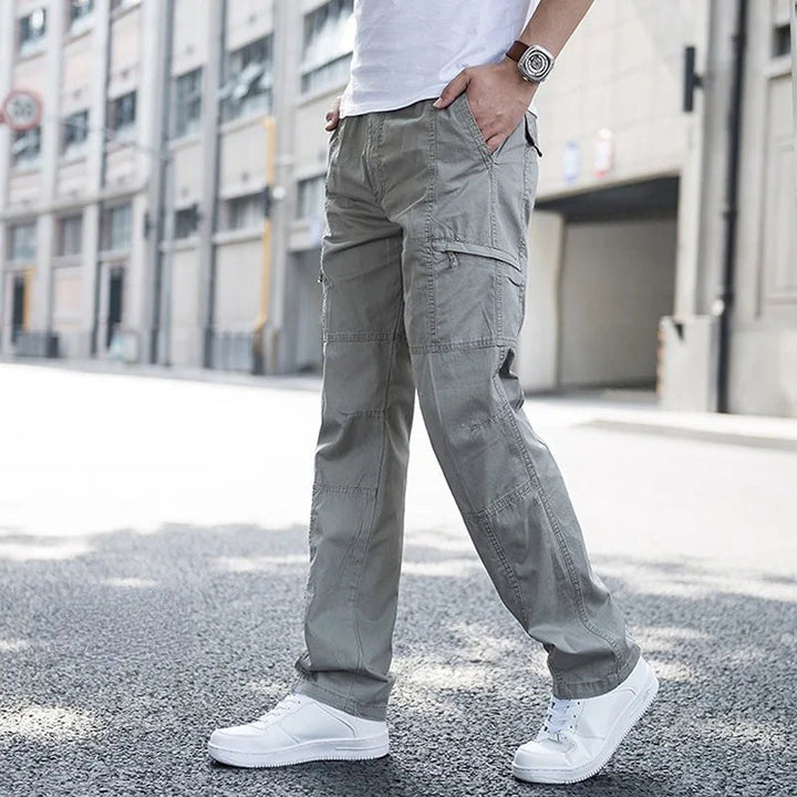 Pantalones cargo hombre con múltiples bolsillos, duraderos y funcionales. Moda masculina urbana.