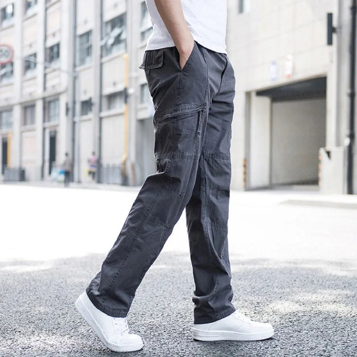 Pantalones cargo hombre, confort y estilo urbano. Pantalones utilitarios duraderos con múltiples bolsillos.