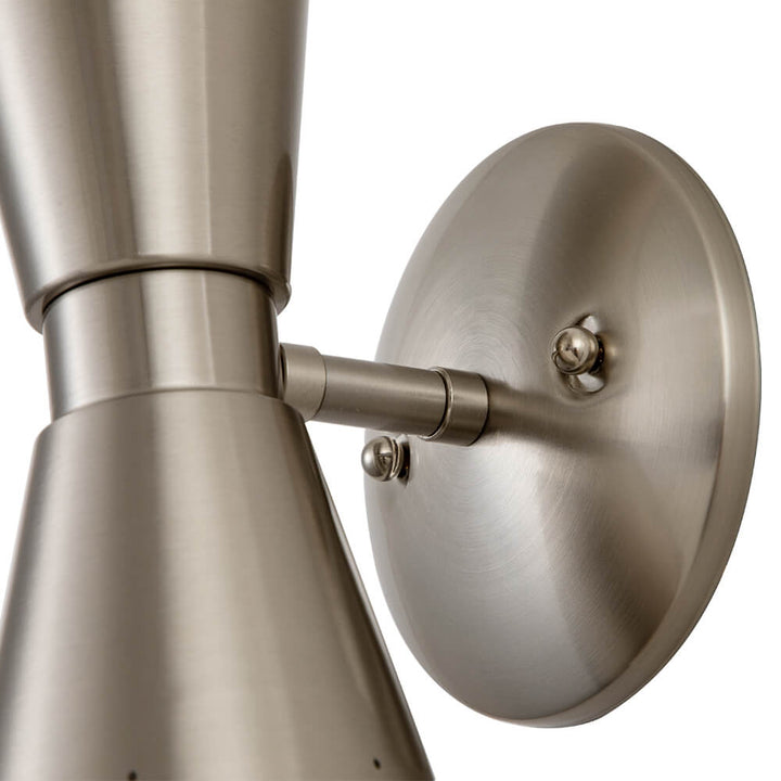 Lámpara de pared moderna doble cono, elegante pieza decorativa de metal.