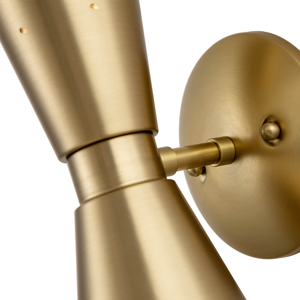 Aplique de pared doble cono de metal, luz ambiental difusa para un hogar acogedor.