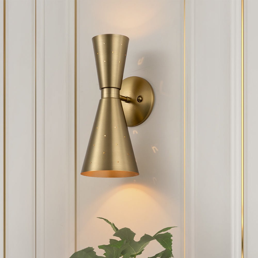 Aplique de pared níquel doble cono, luz decorativa para ambientes modernos.
