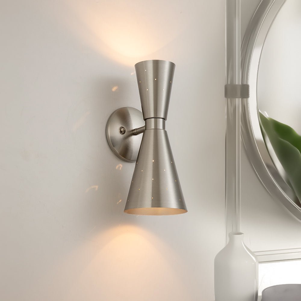Lámpara de pared doble cono de latón, estilo contemporáneo para decoración interior.