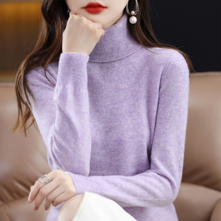 Mujer vistiendo suéter Elena de cuello alto, un top cálido y chic para un look de invierno elegante.