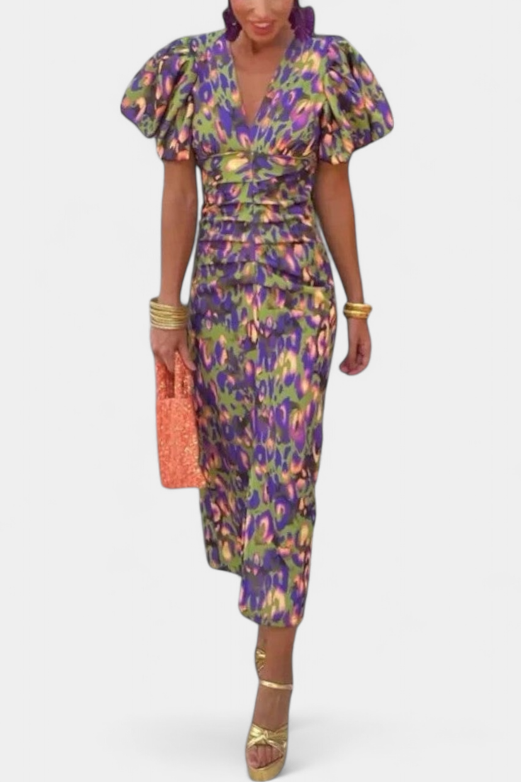 Vestido femenino con fruncido escultórico, estampado colorido y mangas voluminosas, ideal para fiesta.