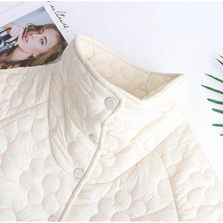 Elegante abrigo de invierno floral para mujer, prenda exterior cálida, estilo moderno y chic.