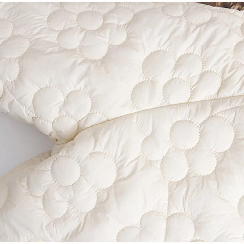 Abrigo de mujer floral para invierno, estilo elegante, chaqueta cálida y con diseño vibrante.