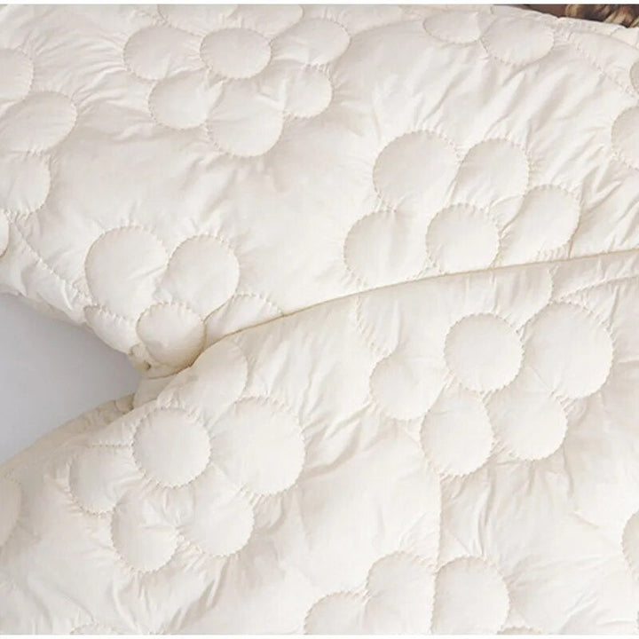 Abrigo de mujer floral para invierno, estilo elegante, chaqueta cálida y con diseño vibrante.