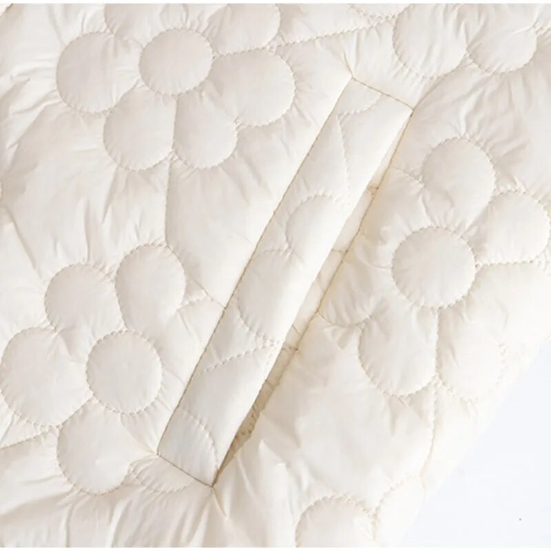 Chaqueta de invierno cálida para mujer, diseño floral sofisticado, abrigo elegante y moderno.