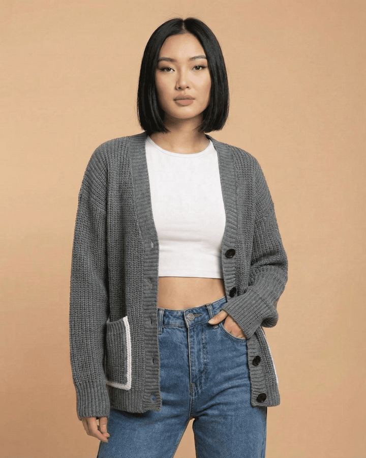 Suave cárdigan de mujer con diseño color bloque, manga larga, perfecto para un look moderno de otoño.