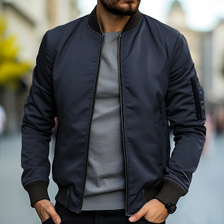 Chaqueta bomber para hombre, combina elegancia y comodidad en un estilo moderno y look urbano versátil.