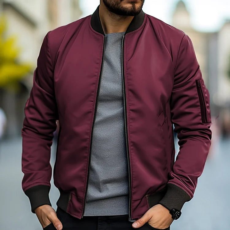 Chaqueta bomber moderna para hombre, pieza versátil que combina estilo urbano y comodidad diaria.