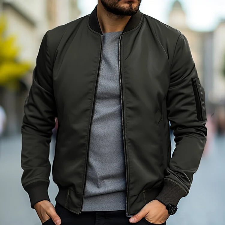 Prenda exterior: chaqueta bomber de hombre, perfecta para todas las estaciones. Estilo moderno y look casual.