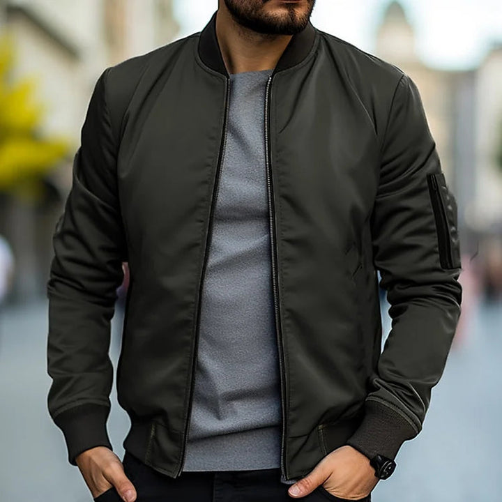Prenda exterior: chaqueta bomber de hombre, perfecta para todas las estaciones. Estilo moderno y look casual.