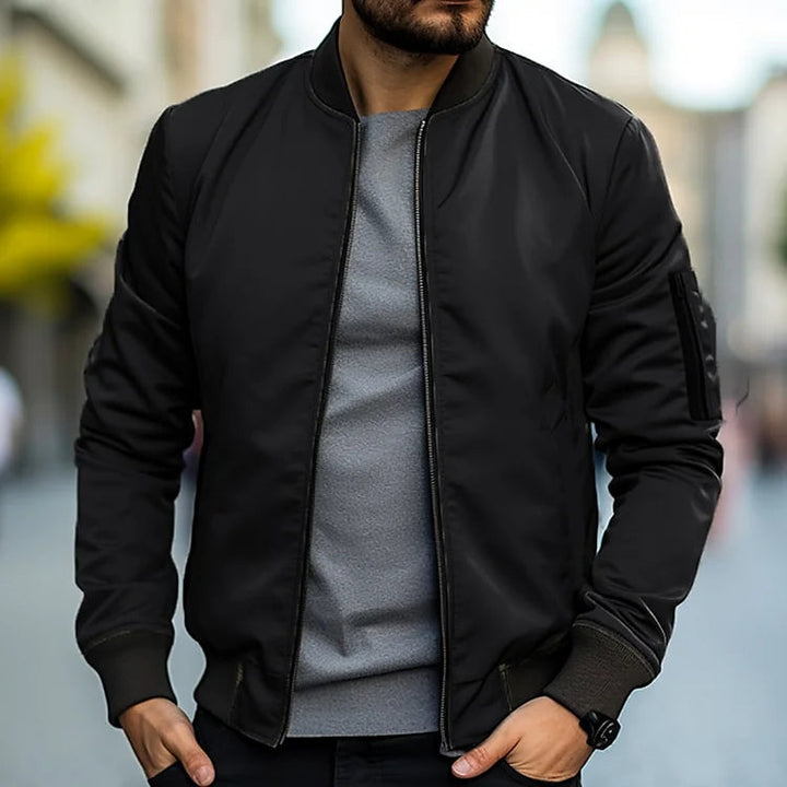Chaqueta bomber hombre: prenda exterior versátil y cómoda para un estilo moderno en la moda masculina.