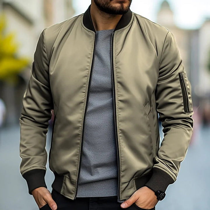 Chaqueta bomber para hombre, estilo moderno y look urbano. Prenda versátil de moda masculina casual.