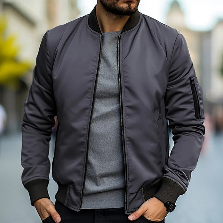 Elegante chaqueta bomber para hombre, estilo moderno y comodidad. Prenda exterior clave para moda casual.