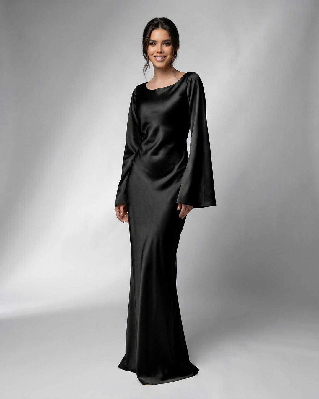 Vestido maxi elegante blanco para mujer con mangas de campana, ideal para fiesta y noche.