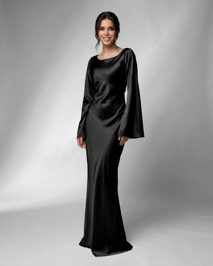 Vestido maxi elegante blanco para mujer con mangas de campana, ideal para fiesta y noche.
