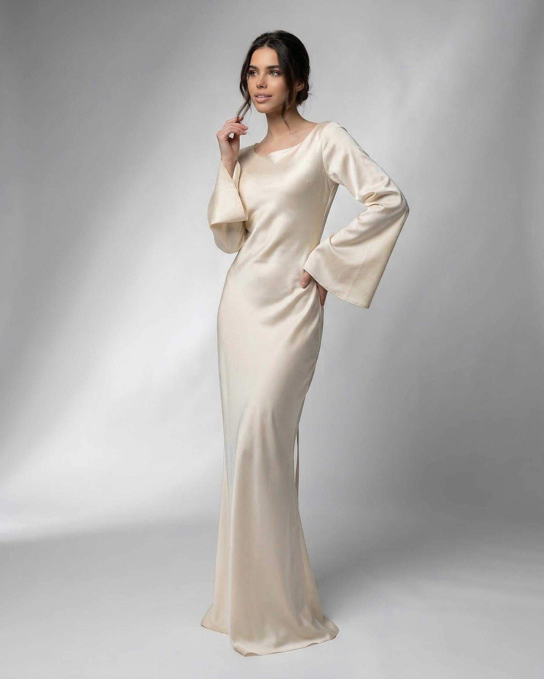 Textura del tejido de un vestido maxi blanco elegante, suave y fluida, ideal para un evento formal de mujer.