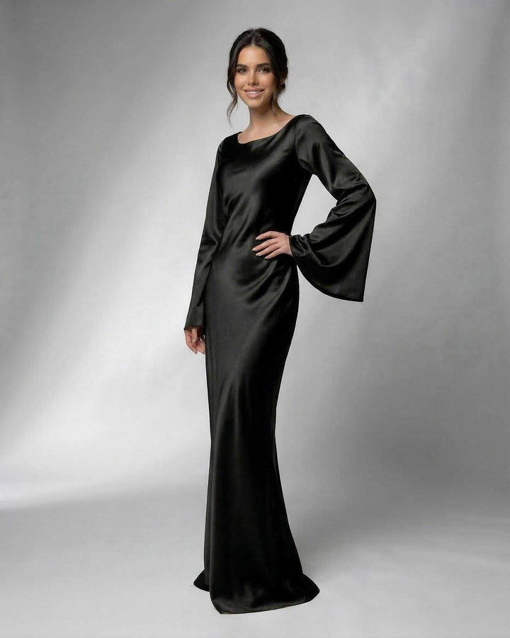 Vestido maxi blanco de mujer con silueta fluida y mangas campana, perfecto para ocasión especial.