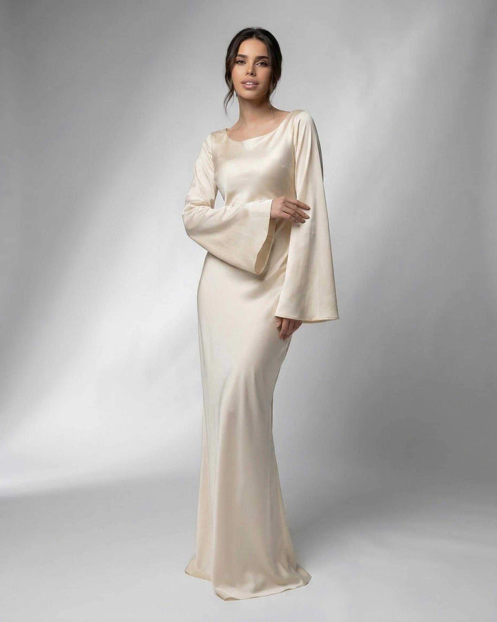 Vestido maxi blanco formal para mujer, con mangas de campana y silueta elegante, perfecto para fiestas y ocasiones especiales.