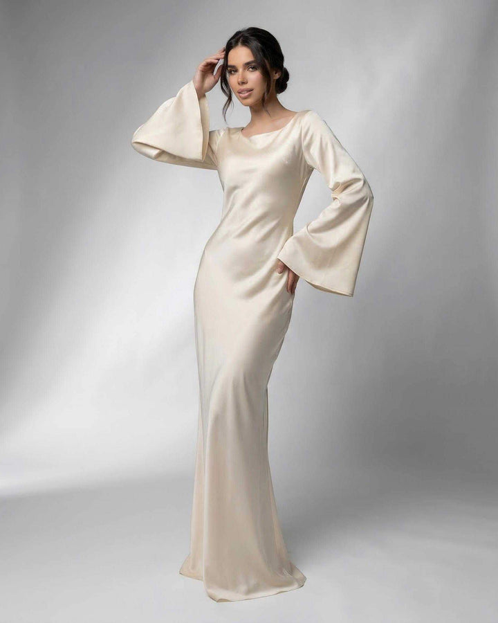 Vestido maxi blanco de mujer con silueta fluida, ideal para eventos especiales y fiestas, diseño elegante.