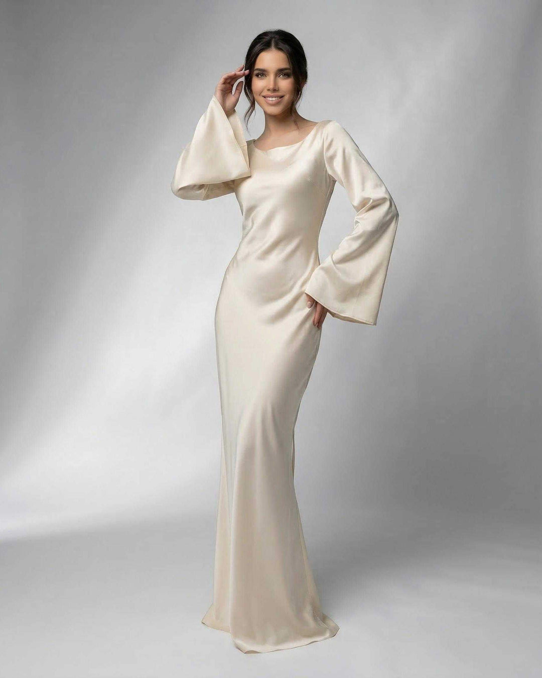 Detalle de las mangas de campana de un vestido maxi blanco elegante para mujer, estilo formal y chic.