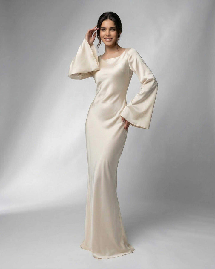 Detalle de las mangas de campana de un vestido maxi blanco elegante para mujer, estilo formal y chic.
