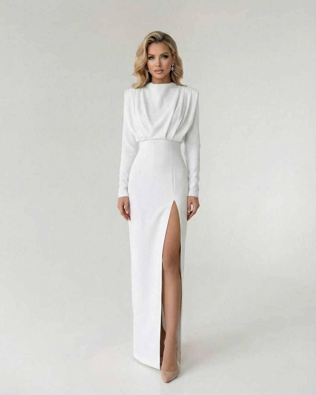 Vestido maxi blanco Liora elegante para mujer, ideal fiesta/noche. Diseño sofisticado con mangas largas.