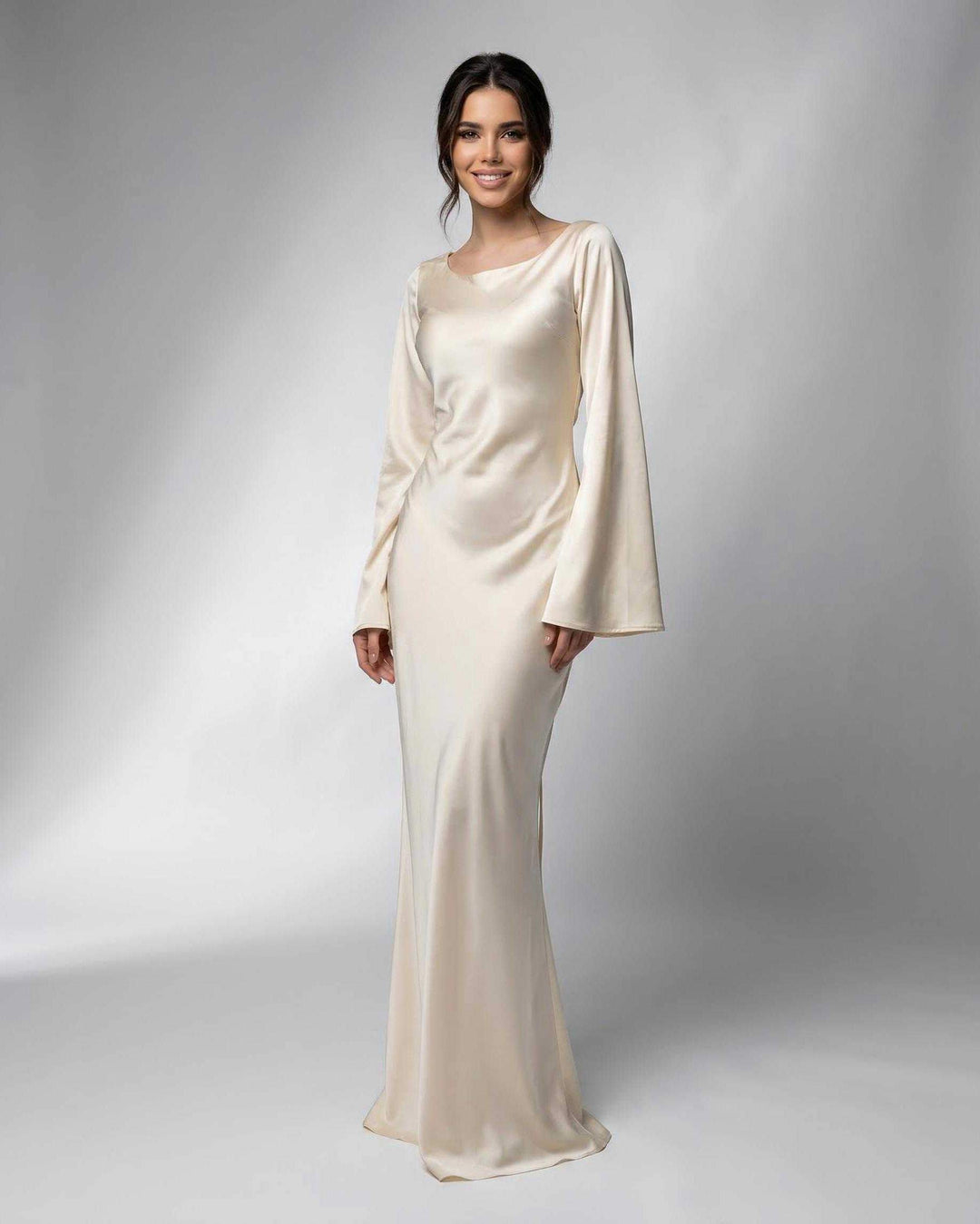 Vestido maxi blanco elegante para mujer con mangas de campana fluidas, perfecto para eventos formales y fiestas.