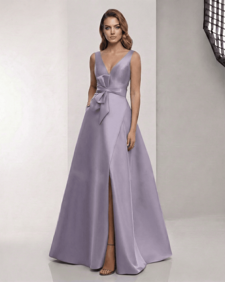 Vestido maxi Lirienne lavanda elegante para mujer con escote V y lazo, perfecto para invitadas de boda.