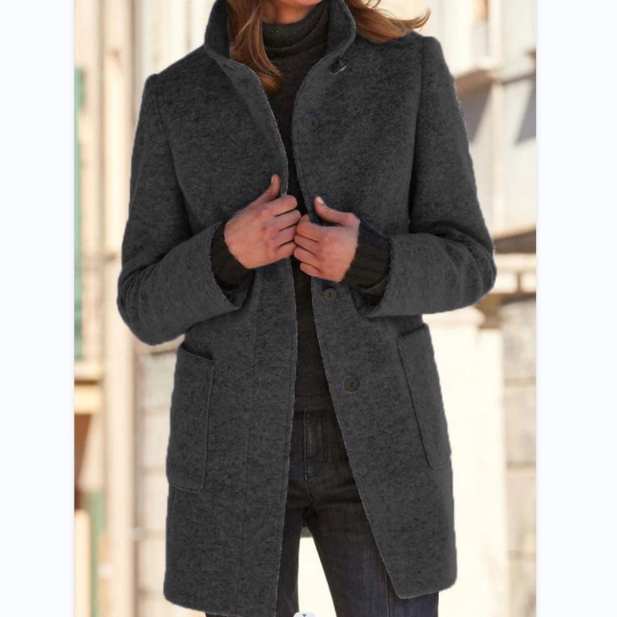 Mujer luciendo un abrigo de lana invernal con cuello alto y botones, ideal para el frío.