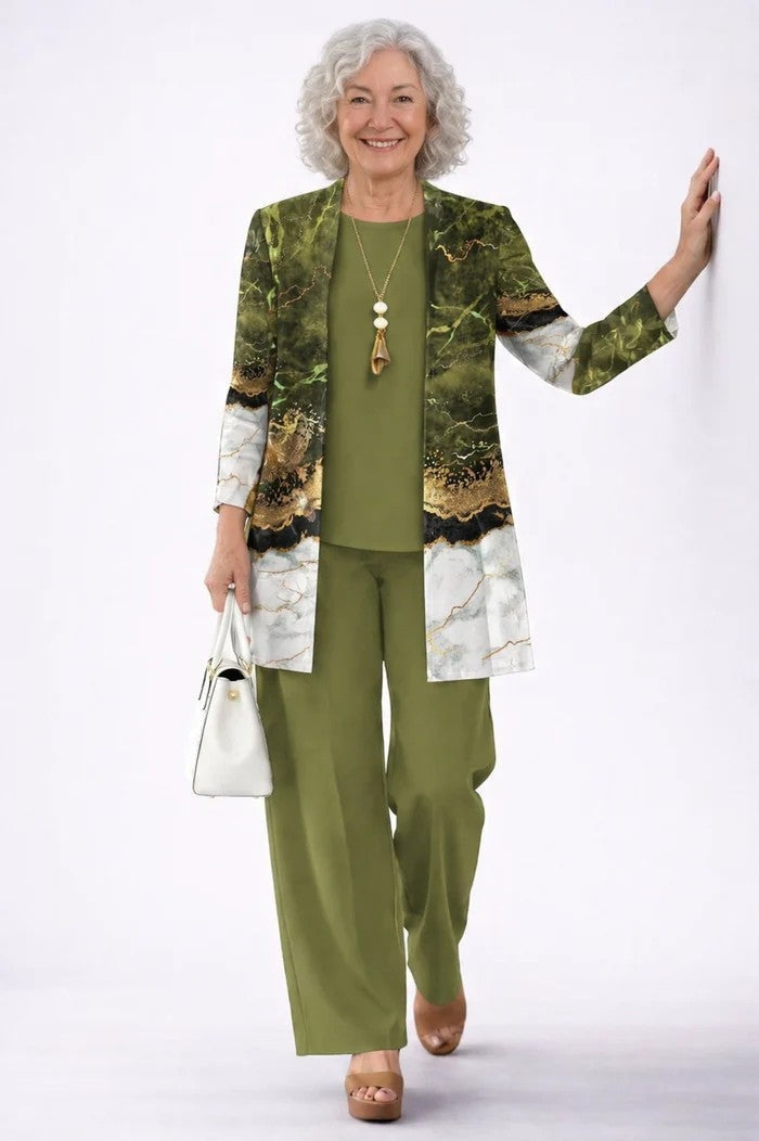 Conjunto tropical de moda para mujer. 3 piezas con estampado exótico, ideal para un look veraniego elegante.