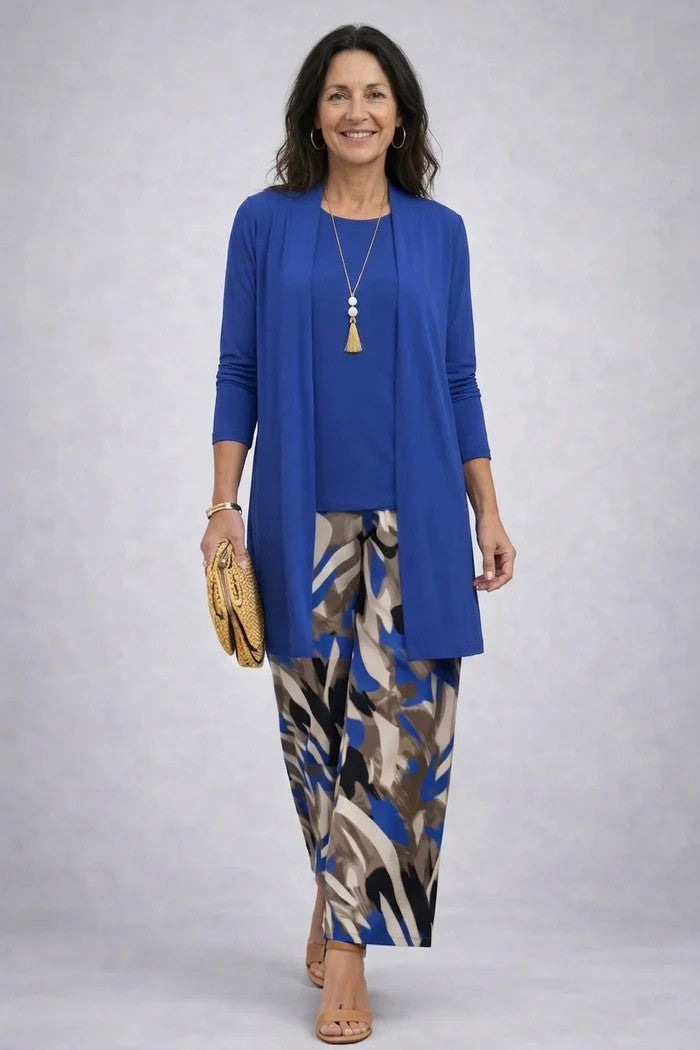 Atuendo de mujer: Conjunto tropical de 3 piezas con pantalón, blusa y abrigo ligero para el verano.