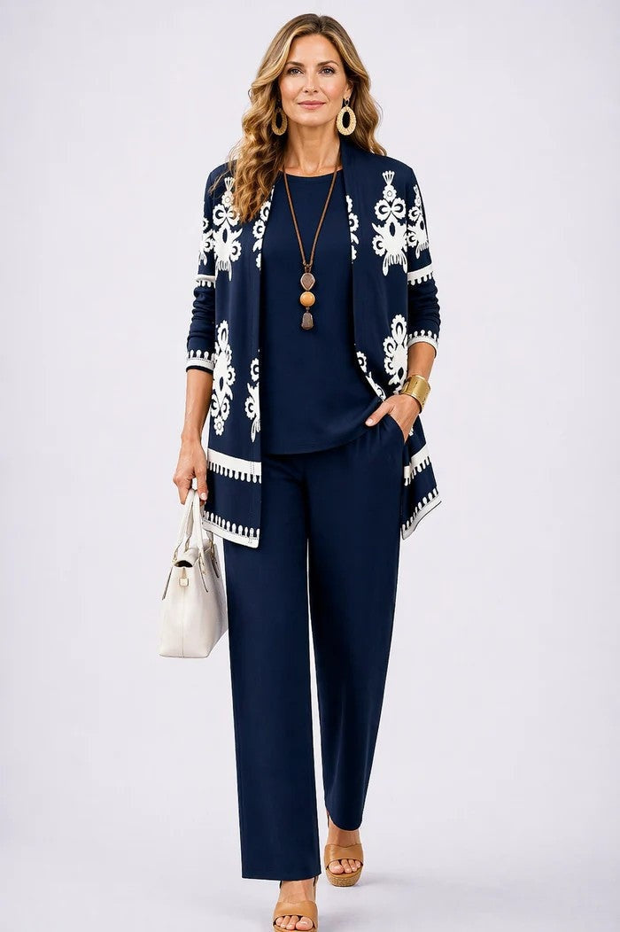 Conjunto versátil de mujer con motivos tropicales. Blusa, pantalón y abrigo ligero para un estilo único.