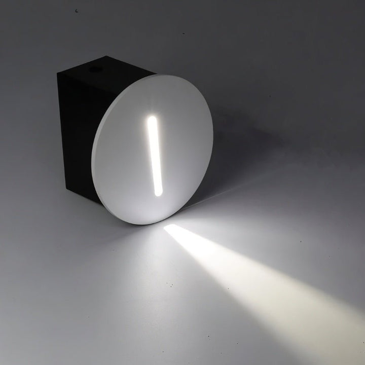 Luminaria LED empotrada Luca con sensor de movimiento para escaleras. Práctica iluminación para el hogar.