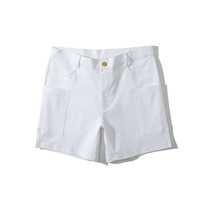 Hombre activo con shorts cargo, destacando la comodidad y el diseño utilitario de verano para el estilo masculino.
