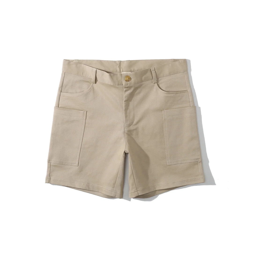 Textura de la tela resistente de los pantalones cortos cargo para hombres, asegurando durabilidad y confort en verano.