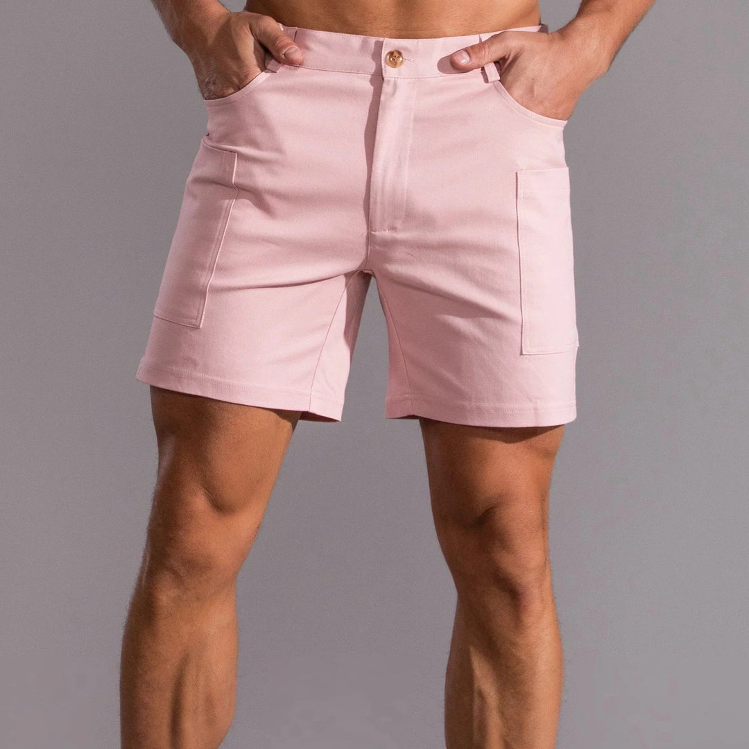 Vista trasera de shorts cargo para hombres con bolsillos, diseño funcional y comodidad en moda masculina casual.