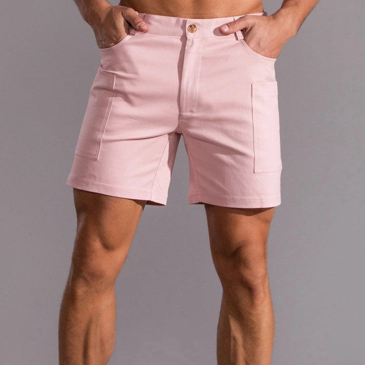 Vista trasera de shorts cargo para hombres con bolsillos, diseño funcional y comodidad en moda masculina casual.