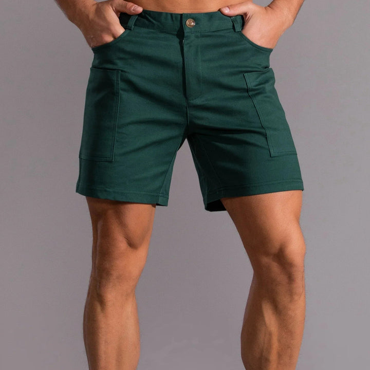 Hombre disfrutando del verano con shorts cargo, comodidad y estilo utilitario para actividades al aire libre.