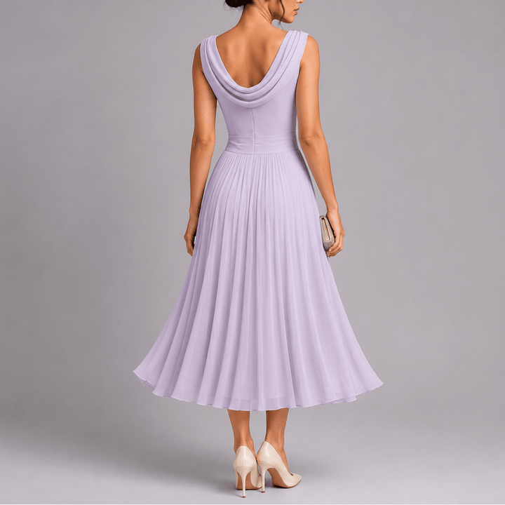 Vestido midi plisado de poliéster para mujer, estilo elegante con cuello drapeado. Ideal para cóctel y fiesta.