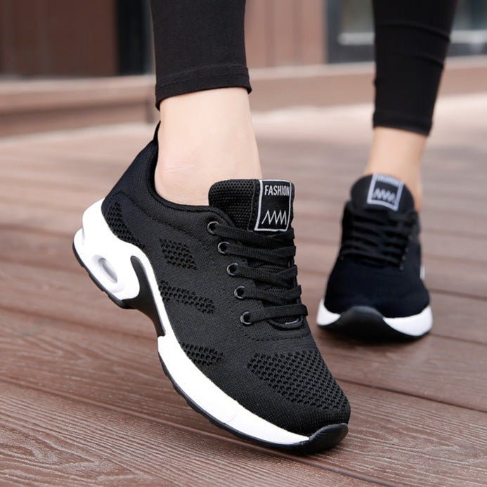 Detalle frontal de zapatillas deportivas Lucía con ajuste seguro y estilo casual.